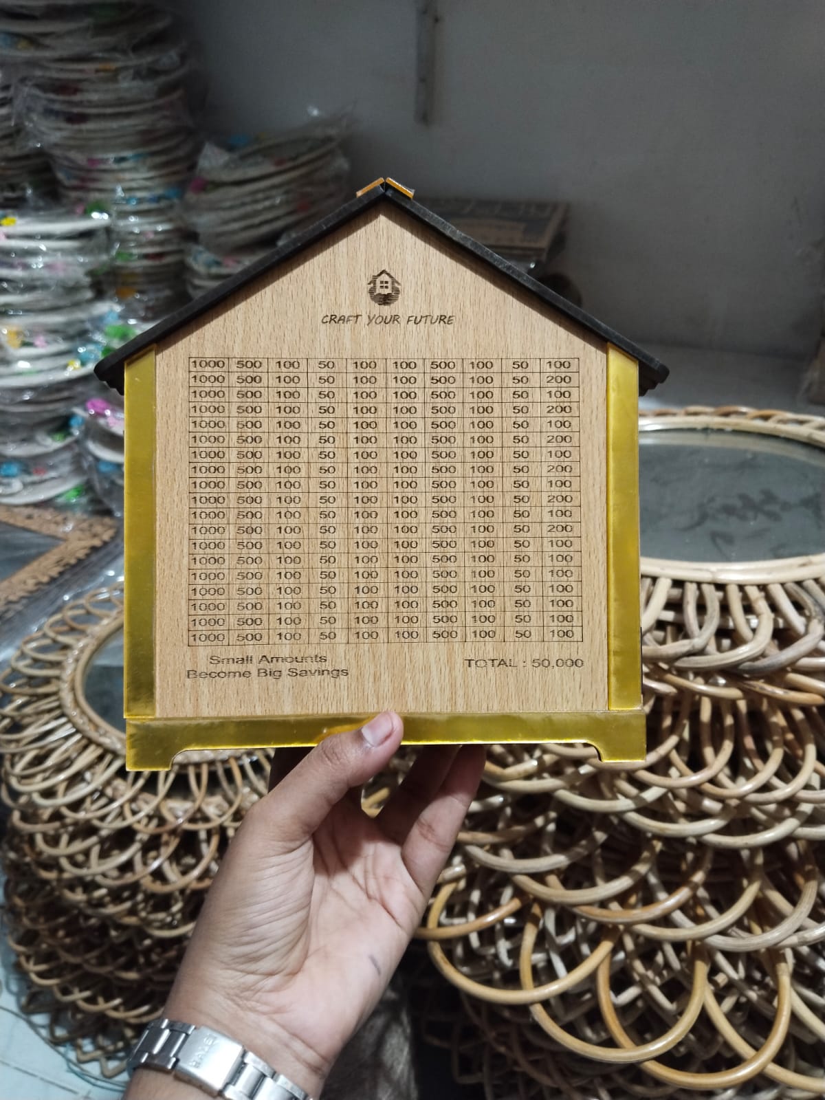 প্রিমিয়াম কাঠের তৈরি এই সেভিং বক্সে